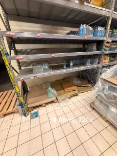 Вода В ТЦ «Зеленый Берег»: Пустые Полки и Паникующие Покупатели